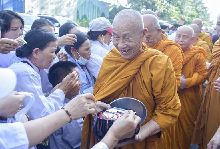 Phật tử hoan hỷ cúng dường thức ăn, bánh trái đến chư Tăng