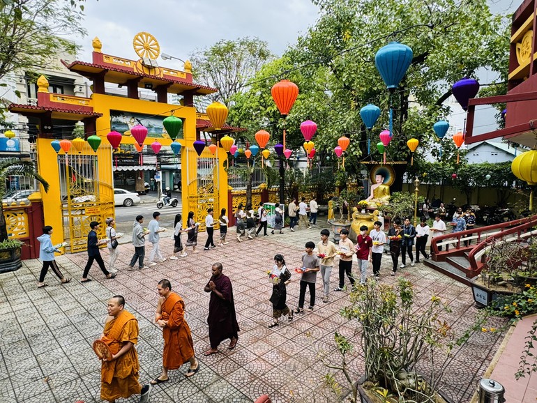 Chư Tăng hướng dẫn các bạn sinh viên Lào thiền hành