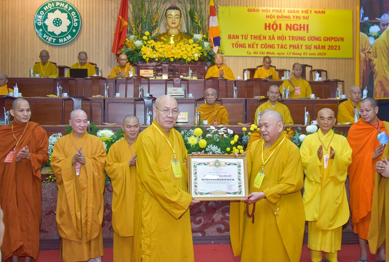 Hòa thượng Thích Thiện Pháp tặng Bằng tuyên dương công đức của GHPGVN đến tập thể Ban Từ thiện xã hội T.Ư