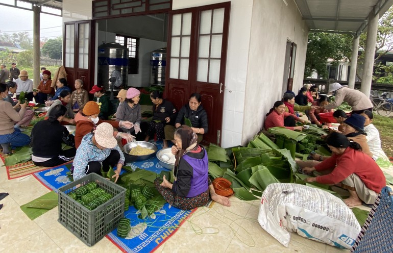 Hơn 100 Phật tử H.Triệu Phong cùng nhau gói bánh chưng tặng người dân có hoàn cảnh khó khăn dịp Tết Nguyên đán