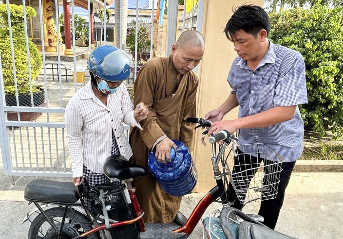 Thượng tọa Thích Minh Quang hỗ trợ trao tặng nước ngọt tại tỉnh Tiền Giang