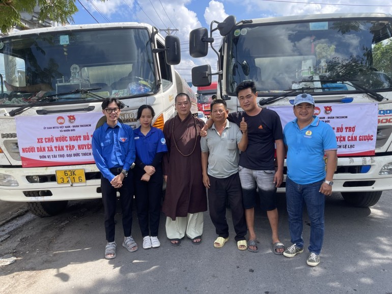 Đại đức Thích Lệ Lạc cùng các thành viên trong đoàn trao nước ngọt tại H.Cần Giuộc, tỉnh Long An