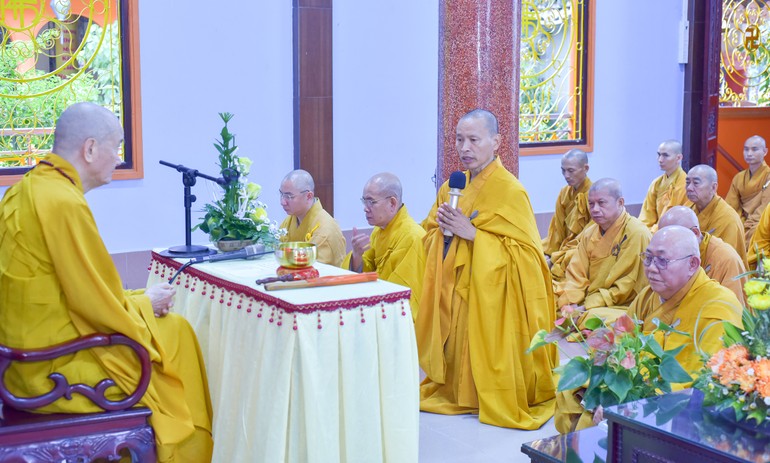 Thượng tọa Thích Minh Quang cung thỉnh Trưởng lão Hòa thượng Thích Thanh Hùng sách tấn các hành giả - Ảnh: Quảng Đạo