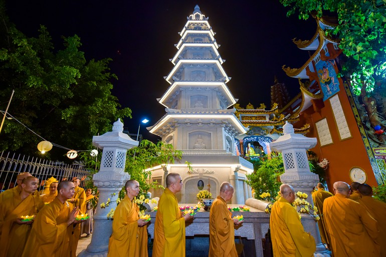 Chư Tăng thắp nến, thiền hành trong đêm vía Bồ-tát Quán Thế Âm tại tổ đình Vạn Thọ (Q.1) - Ảnh: Quảng Đạo