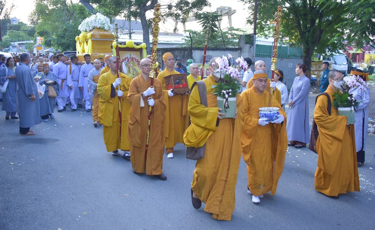 Môn đồ đệ tử cung thỉnh nhục thân của Hòa thượng Thích Đạt Phước đến nơi trà-tỳ - Ảnh: Quảng Đạo/BGN