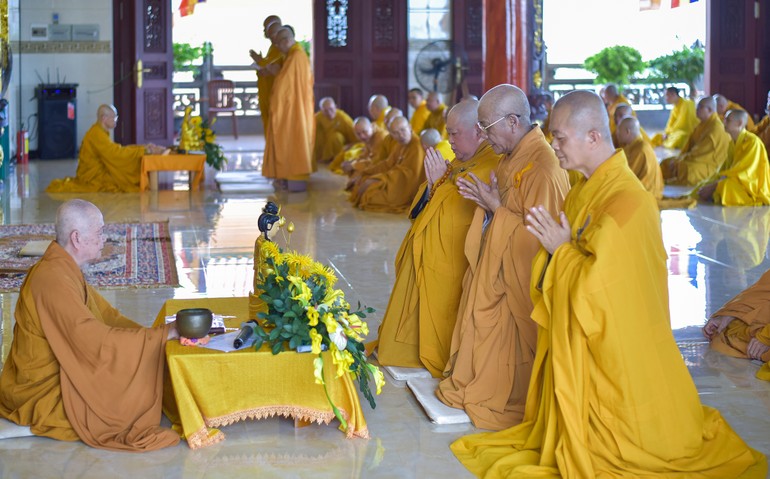 Chư Tăng tác pháp Tự tứ tại hạ trường chùa Quan Âm - Ảnh: Quảng Đạo/BGN