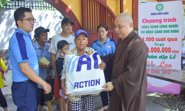 Thượng tọa Thích Trí Thông, Tri sự chùa Viên Giác cùng đại diện chính quyền địa phương tặng 1.100 phần quà - Ảnh: Quảng Đạo/BGN