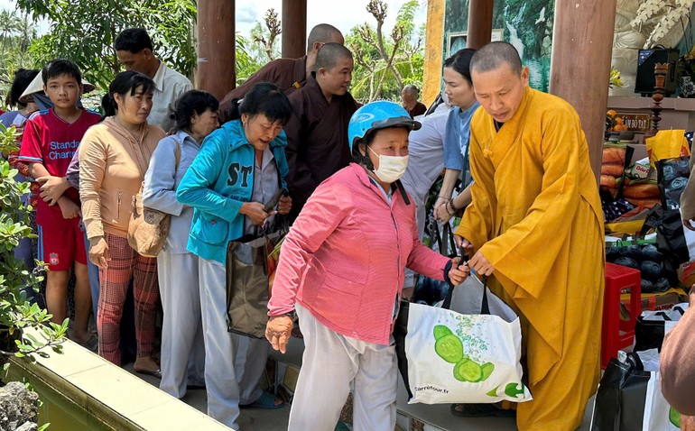 Thượng tọa Thích Minh Quang trao quà đến người dân khó khăn tại chùa Kim Thiền (tỉnh Tiền Giang) - Ảnh: An Nhiên