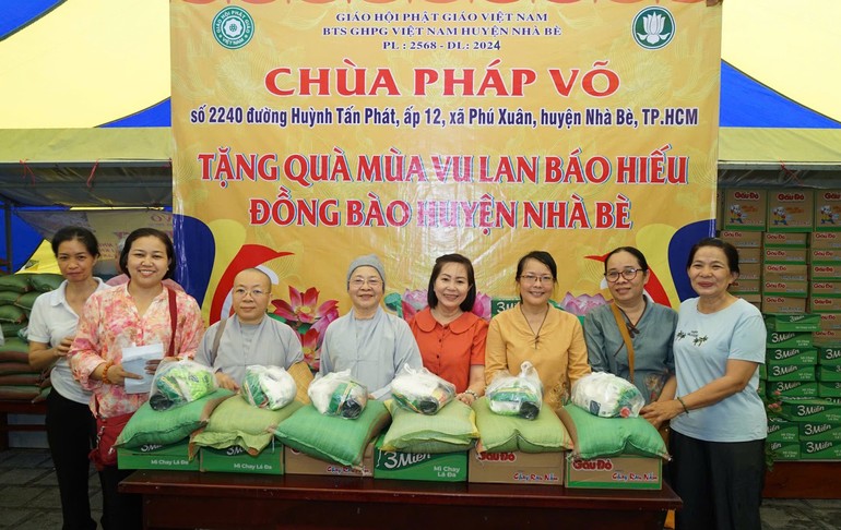 Chùa Pháp Võ trao tặng 500 phần quà đến bà con địa phương