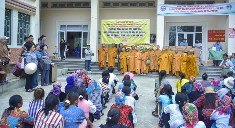 Hòa thượng Thích Giác Pháp cùng các thành viên trong đoàn thăm hỏi sức khỏe người dân xã Trung Lèng Hồ, H.Bát Xát, tỉnh Lào Cai - Ảnh: Quảng Đạo/BGN