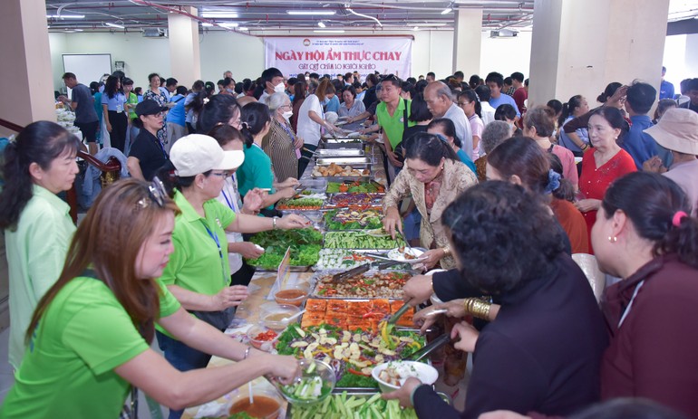 Người dân tham dự Ngày hội ẩm thực chay do Ủy ban MTTQVN P.Phú Mỹ, Q.7 tổ chức vào trưa 26-10 - Ảnh: Quảng Đạo/BGN