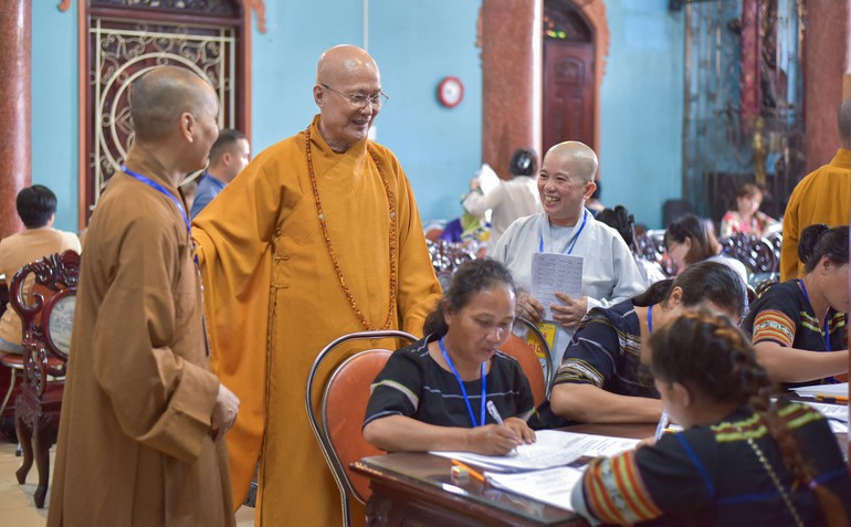 Hòa thượng Thích Chơn Không, Trưởng ban Hướng dẫn Phật tử GHPGVN TP.HCM, Trưởng ban Tổ chức hội thi giáo lý Phật tử thăm hỏi, động viên tinh thần các thí sinh đồng bào K'Ho tại điểm thi do Ban Trị sự GHPGVN Q.1 tổ chức - Ảnh: Quảng Đạo/BGN