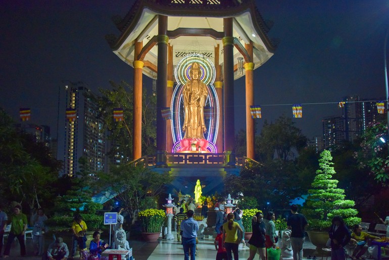 Trong ngày 14, 15 tháng Giêng, người dân thường đến chùa cầu nguyện Bồ-tát Quán Thế Âm che chở cho bản thân và gia đình một năm bình an - Ảnh: Quảng Đạo/BGN