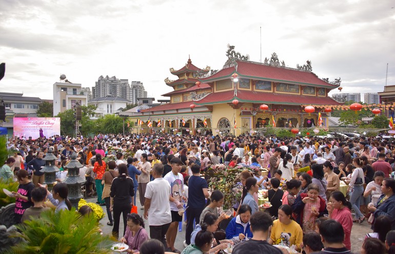 Ngày hội Ẩm thực buffet chay do Ban Trị sự GHPGVN Q.7 tổ chức tại Long Hoa cổ tự - Ảnh: Quảng Đạo/BGN