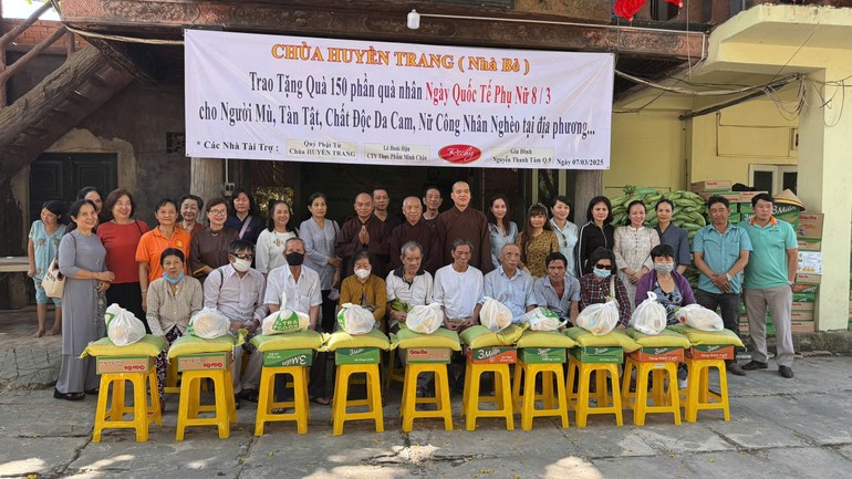 Chùa Huyền Trang trao tặng 150 phần quà nhân ngày Quốc tế Phụ nữ 8-3 