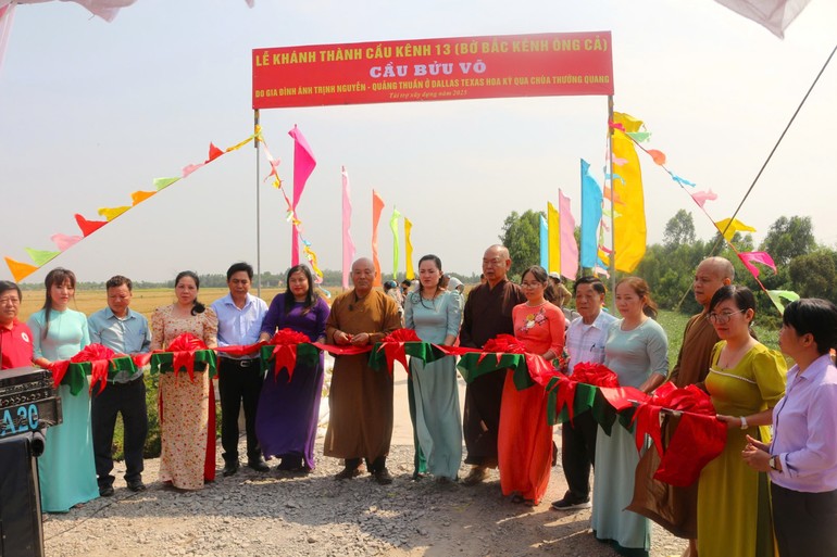 Đoàn từ thiện và đại diện chính quyền địa phương cắt băng khánh thành cầu Bửu Võ, tại xã Tân Long