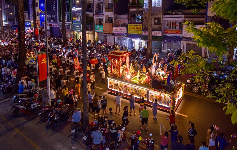 Đoàn xe hoa cung rước tôn tượng kim thân Đức Phật đản sinh của Phật giáo TP.HCM đi qua cung đường Ngô Gia Tự (Q.10, TP.HCM) - Ảnh: Quảng Đạo/BGN