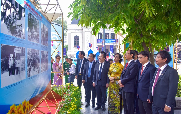Ông Nguyễn Văn Nên, Bí thư Thành ủy TP.HCM cùng lãnh đạo TP.HCM tham quan triển lãm "Báo chí Cách mạng Việt Nam - Một thế kỷ đồng hành cùng dân tộc" - Ảnh: Quảng Đạo/BGN
