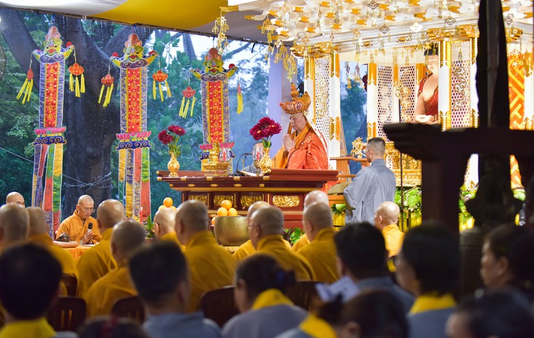 Hòa thượng Thích Lệ Trang làm Gia trì sư đăng đàn chẩn tế, hồi hướng siêu tiến anh linh các anh hùng, liệt sĩ, chiến sĩ, đồng bào đã an táng tại Nghĩa trang Đô Thành cũ - Ảnh: Quảng Đạo/BGN