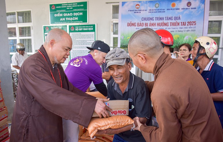 Người dân tỉnh Đắk Lắk (Phú Yên cũ) hoan hỷ đón nhận phần quà từ Thượng tọa Thích Thanh Phong - Ảnh: Quảng Đạo/BGN