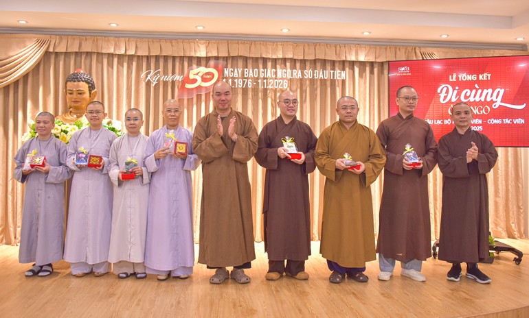 Các tác giả nhận quà tri ân của Câu lạc bộ Phóng viên - Cộng tác viên Báo Giác Ngộ tại buổi lễ tổng kết chuyên mục "Đi cùng Giác Ngộ" chiều 27-12- Ảnh: Quảng Đạo/BGN