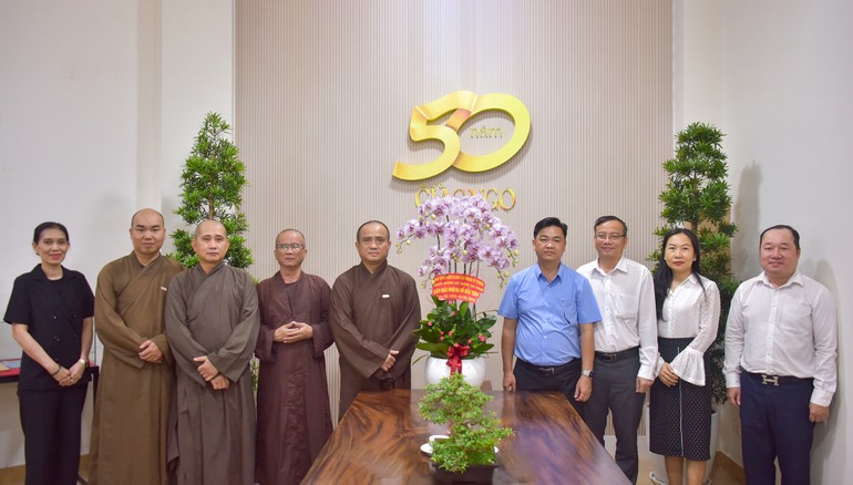 Ông Lê Văn Minh tặng hoa chúc mừng của Ban Tuyên giáo và Dân vận Thành ủy TP.HCM đến Thượng tọa Thích Tâm Hải nhân dịp Kỷ niệm 50 năm ngày Báo Giác Ngộ ra số đầu tiên (1-1-1976 – 1-1-2026) - Ảnh: Quảng Đạo/BGN