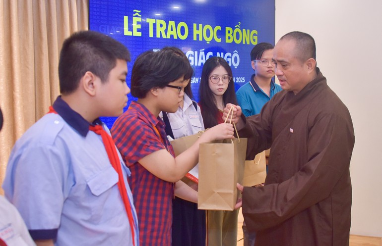 Thượng tọa Thích Tâm Hải trao học bổng đến học sinh, sinh viên nhân dịp kỷ niệm 50 năm Báo Giác Ngộ xuất bản số báo đầu tiên (1-1-1976 – 1-1-2026) - Ảnh: Quảng Đạo/BGN