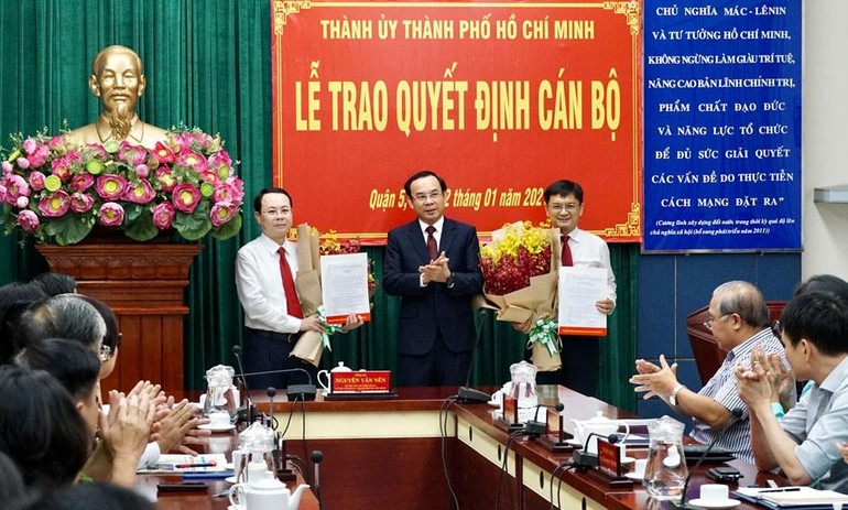 Bí thư Thành ủy TP.HCM Nguyễn Văn Nên trao quyết định cán bộ cho tân Bí thư TP.Thủ Đức Nguyễn Văn Hiếu và tân Bí thư Quận ủy quận 5 Nguyễn Mạnh Cường. Ảnh: SGGP