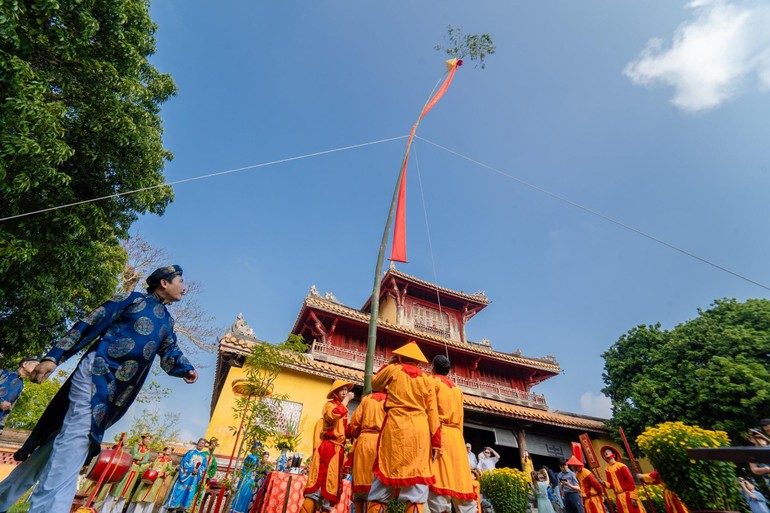 Tái hiện lễ dựng cây nêu ở hoàng thành, cố đô Huế - Ảnh: Cố đô Huế