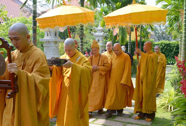 Cung nghinh Trưởng lão Hòa thượng Đệ nhất Phó Pháp chủ Hội đồng Chứng minh GHPGVN quang lâm - Ảnh: Bảo Toàn