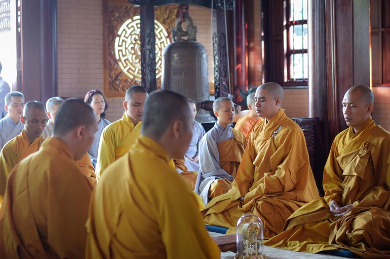 Bạn không cần làm gì cả. Chỉ ngồi yên. Ngồi yên trên chiếc bồ đoàn với những pháp lữ cùng ngồi như thế bên cạnh. Và thở...