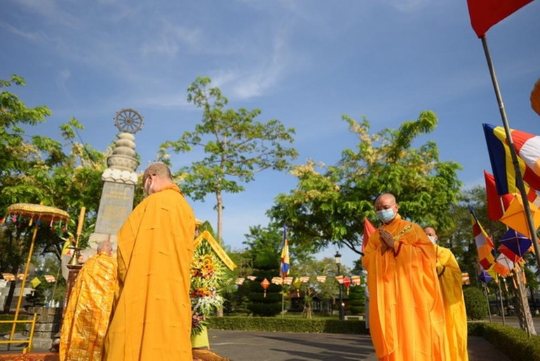 Chư tôn đức hữu nhiễu tưởng niệm tại Đài Thánh tử đạo