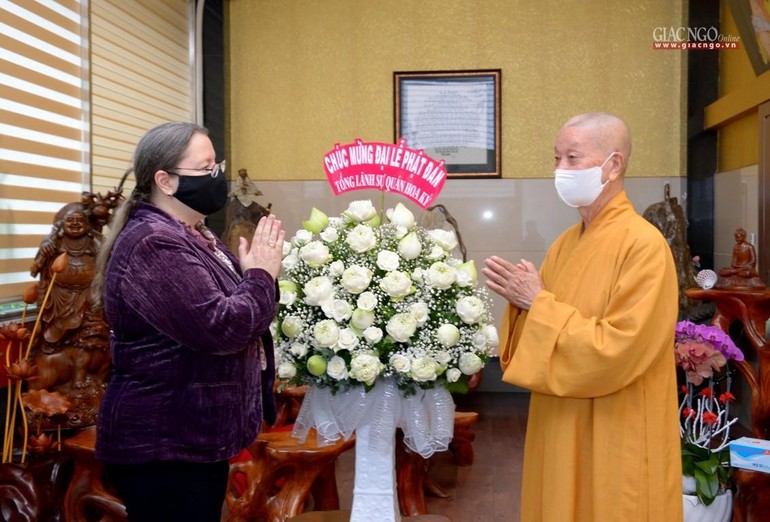 Tổng Lãnh sự Hoa Kỳ tại TP.HCM Marie Damour thăm Trưởng lão Hòa thượng Thích Trí Quảng