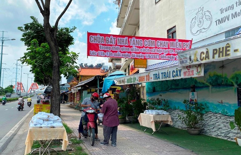 Bình Thạnh: Chùa Bát Nhã, Bảo Vân tặng cơm chay miễn phí mỗi ngày đến hết giãn cách xã hội