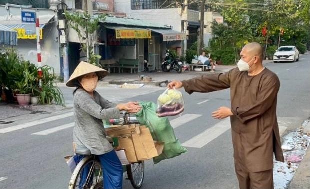 Thượng tọa Thích Lệ Quang tặng quà đến người lao động nghèo trong mùa giãn cách