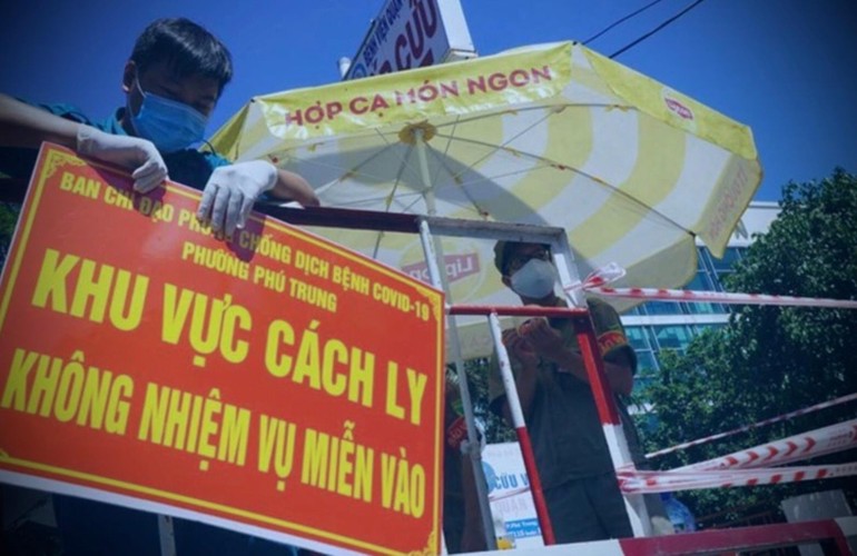 Phong toả cách ly khu vực có ca nhiễm Covid-19 - Ảnh: Anh Tú