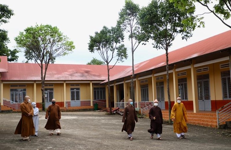 Hòa thượng Trưởng ban Trị sự GHPGVN tỉnh Đắk Lắk và chư tôn đức khảo lại cơ sở bảo trợ xã hội (dưỡng lão) chùa Phổ Minh - Ảnh: Phật giáo Đắk Lắk