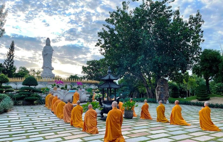 Buổi lễ cử hành vào sáng sớm tại Thánh tượng Bồ-tát lộ thiên trong khuôn viên chùa Huê Nghiêm