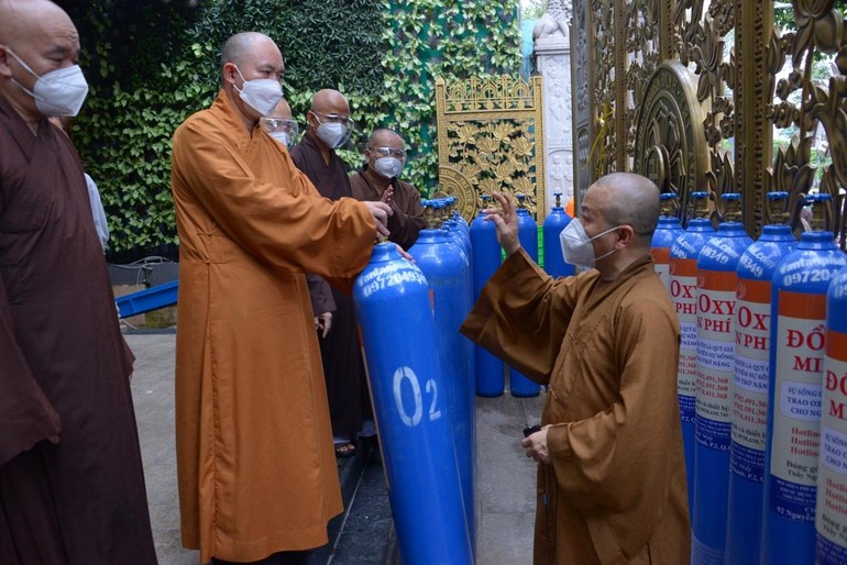 Thượng tọa Thích Nhật Từ thông tin với đoàn lãnh đạo GHPGVN về chương trình đổi oxy miễn phí tại chùa Giác Ngộ