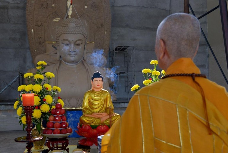 Trưởng lão Hòa thượng Thích Trí Quảng, Đệ nhất Phó Pháp chủ, Viện trưởng Học viện Phật giáo VN tại TP.HCM cử hương bạch Phật trước lúc cung thỉnh kim thân Đức Thế Tôn an trí trong chánh điện mới của Học viện - Ảnh: Bảo Toàn/BGN