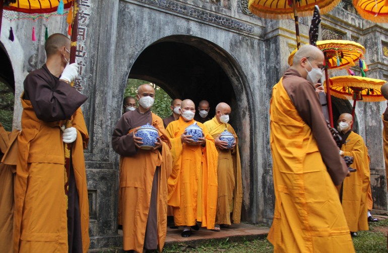 Cung thỉnh xá-lợi Thiền sư Thích Nhất Hạnh sau khi trà-tỳ về an vị tại tổ đình Từ Hiếu - Ảnh: Quảng Điền/BGN