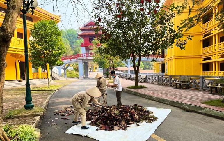 Nhân viên Học viện làm vệ sinh trước đó để sẵn sàng đón Tăng Ni sinh viên trở lại nội trú tu học - Ảnh: Ban Truyền thông Học viện