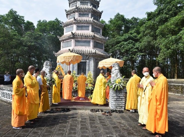 Trước bảo tháp Tổ sư Chí Khả trong khuôn viên tổ đình Sắc tứ Tịnh Quang