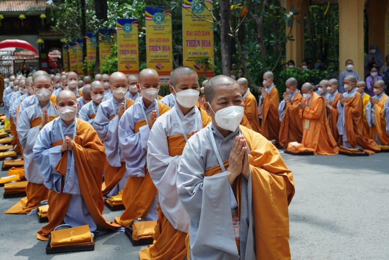 Giới tử Ni bái yết đại Tăng cầu Chánh pháp Yết-ma