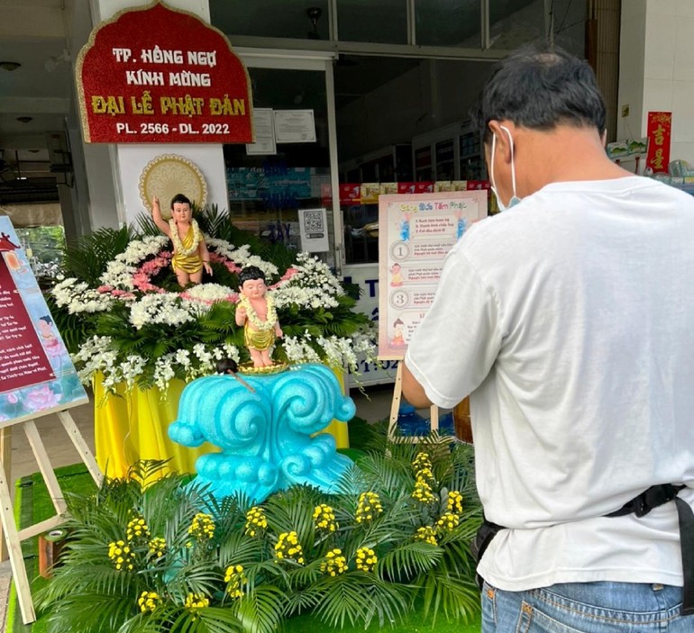 Lễ đài công cộng, ai cũng có thể đến lễ, cầu nguyện và Tắm Phật trong mùa Phật đản