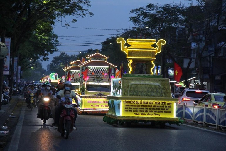 Xe hoa kính mừng Phật đản diễu hành trên các tuyến đường bờ Bắc sông Hương trong đêm khai mạc