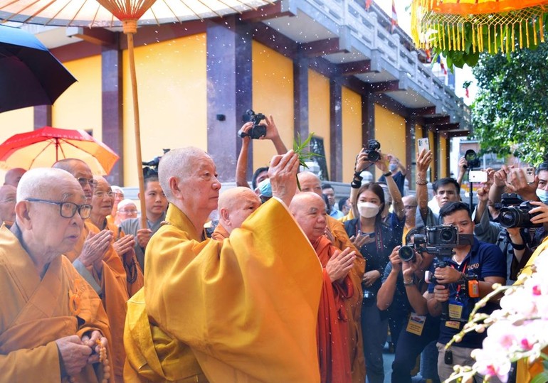 Hòa thượng Quyền Pháp chủ cử hành nghi thức sái tịnh bia đá tưởng niệm đồng bào tử vong trong đại dịch Covid-19 do GHPGVN TP.HCM phụng lập trong khuôn viên Việt Nam Quốc Tự - Ảnh: Bảo Toàn