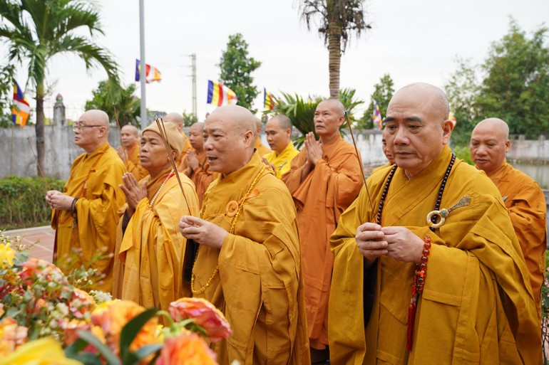 Hòa thượng Thích Bảo Nghiêm và chư tôn đức dâng hương trước bảo tháp Đức Đệ tam Pháp chủ GHPGVN - Ảnh: Bảo Trinh