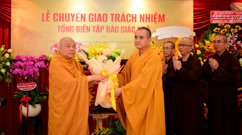 Thượng tọa Thích Tâm Hải và quý Thượng tọa thuộc báo Giác Ngộ tặng hoa tri ân Hòa thượng Thích Giác Toàn