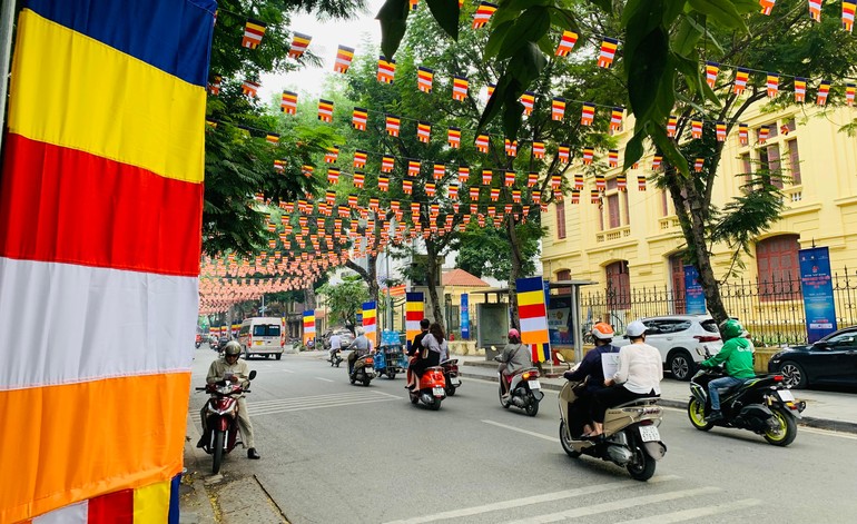 Trang hoàng chào mừng Đại hội trên Phố Quán Sứ, Hà Nội ngày 22-11-2022 - Ảnh: Hoàng Độ